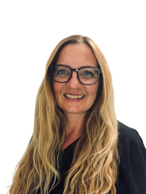 Christina Bosse. Frau mit blonden Locken und Brille, trägt graue Arbeitskleidung, lächelt immer freundlich und ist nett am Telefon.