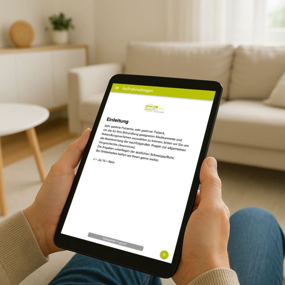 Eine Person hält ein Tablet mit Text und sitzenden in einem hellen Raum.